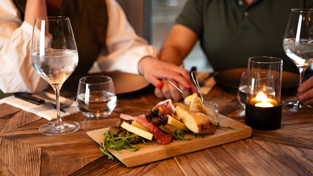 Das Hotelrestaurant serviert köstliche Speisen. Buchen Sie ein Paket mit Abendessen