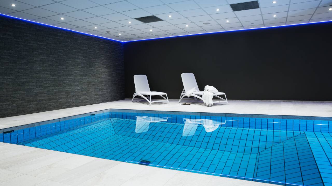 I har fri adgang til fitnessrum, indendørs pool og sauna.