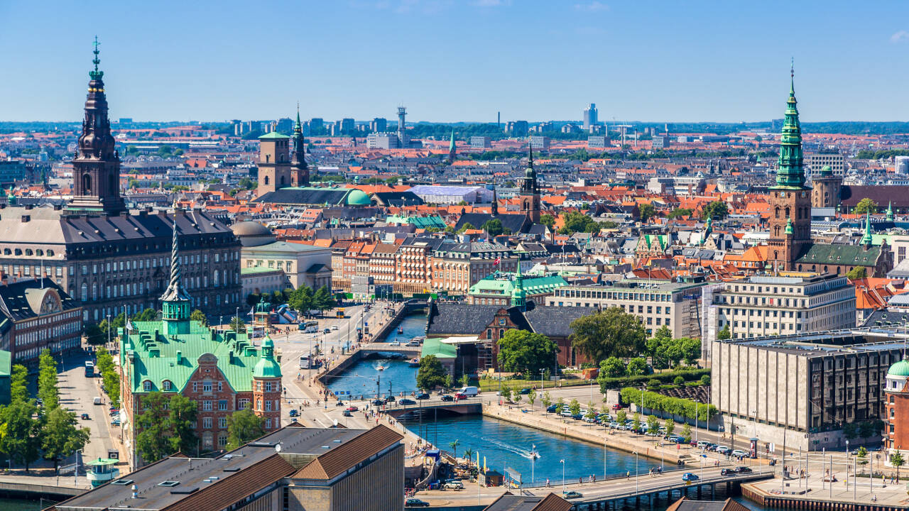 Skulle I have lyst til at opleve storbylivet i hovedstaden, har I bare en halv times køretur ind til København.