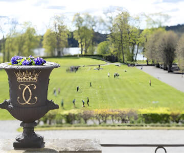 Gå gennem slotsparken blandt hasselbuske fra 1600-tallet og duftende syrener.
