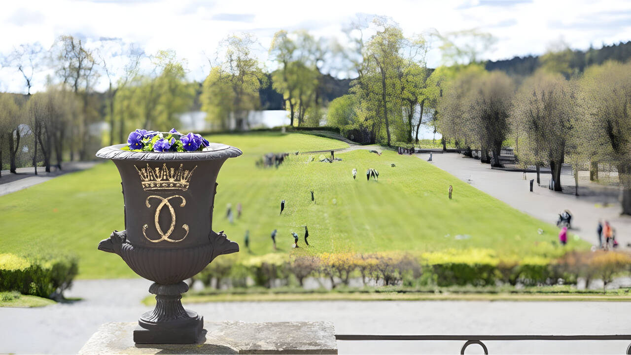 Schlendern Sie durch den Schlosspark mit Haselnusssträuchern aus dem 17. Jahrhundert und Flieder.