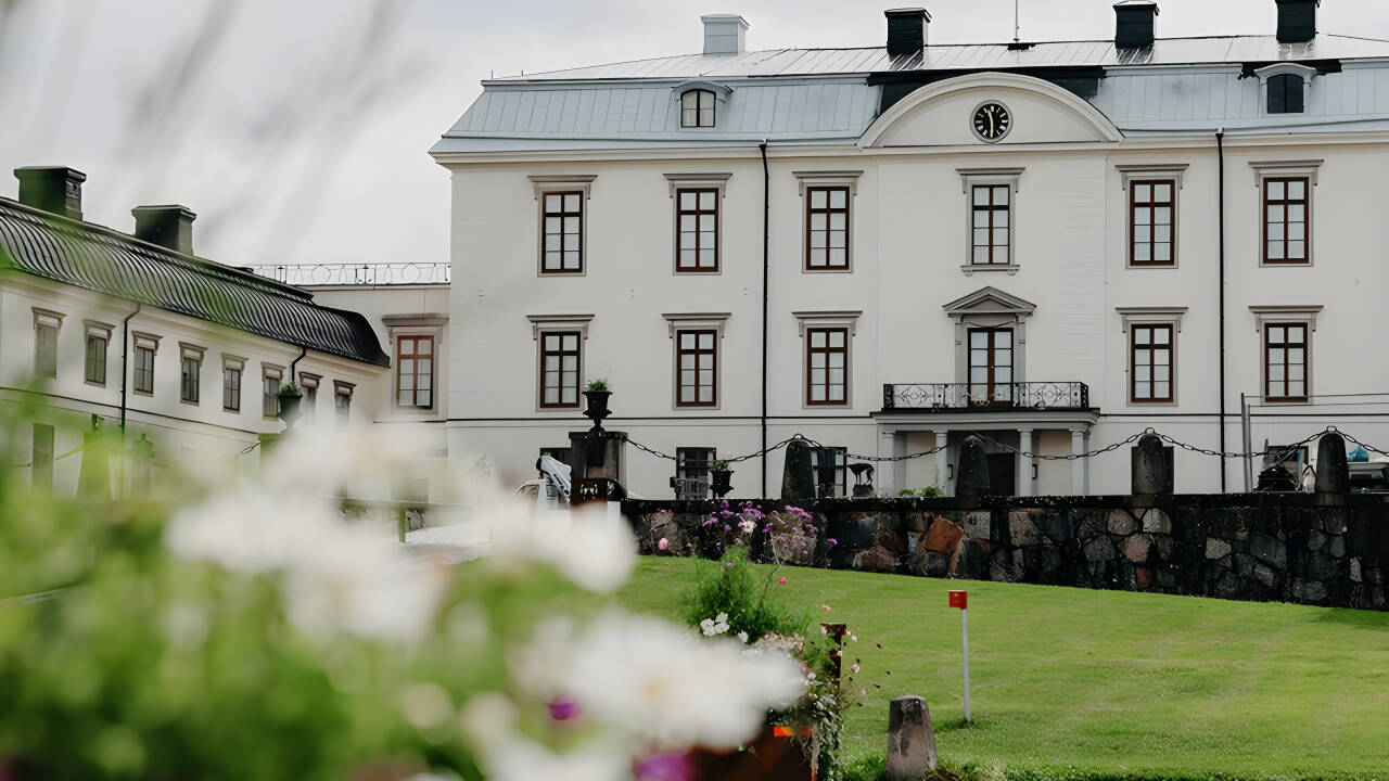 Schlendern Sie durch den Schlosspark mit Haselnusssträuchern aus dem 17. Jahrhundert und Flieder.