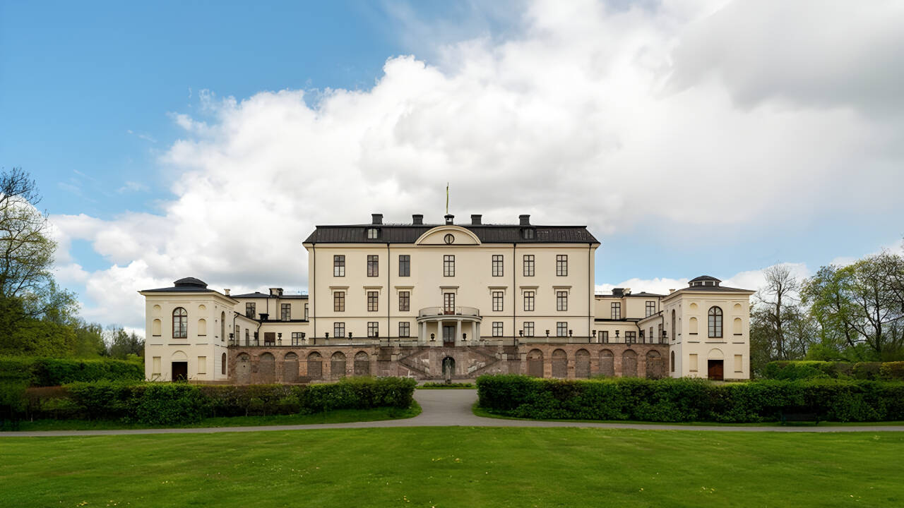 Entdecken Sie königliche Geschichte bei Führungen durch erhaltene Gustavianische und Empire-Apartments (gegen Aufpreis).