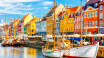 Strosa runt i charmiga Nyhavn i den danska huvudstaden under er vistelse.