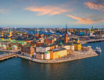 Det går snabbt att pendla mellan Kista och Stockholms historiska attraktioner med tunnelbana eller pendeltåg.