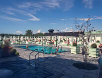 Udover hotellets luksuriøse spa, tilbyder Falkenberg Strandbad to udendørs pools.