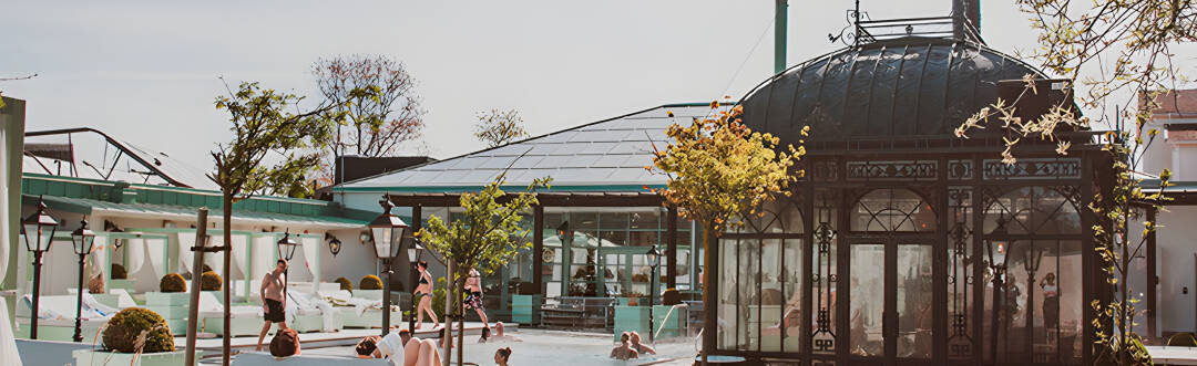 Udover hotellets luksuriøse spa, tilbyder Falkenberg Strandbad to udendørs pools.