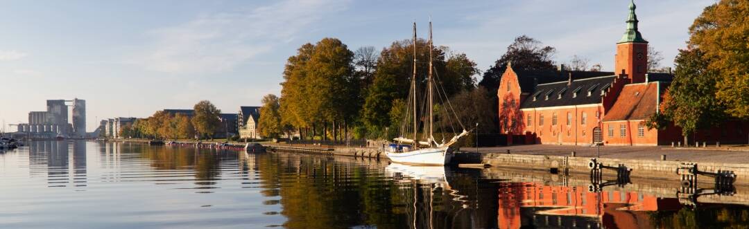 Utforska Halland med omnejd. Falkenberg är känt för sin gamla stenbro ”Tullbron”, Varbergs landmärke är stadens fästning och Halmstad bjuder på ett nav av kulturella pärlor, inte minst sitt historiska slott. Vi rekommenderar även ett besök till Möllegårds naturreservat och en shoppingtur på Gekås i Ullared.