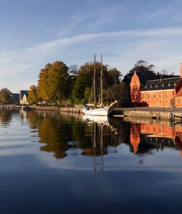 Oppdag Halland: Falkenberg er kjent for Tullbron, den gamle steinbroen. Fortet i Varberg er et must-see. Halmstad er et knutepunkt for kulturperler som det historiske Halmstad slott. Vi anbefaler deg å besøke Möllegård naturreservat eller handle på Gekås i Ullared.
