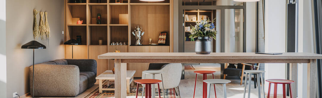 Detta moderna hotell öppnade 2024 och har vackert designade gemensamma utrymmen, inkl. en inbjudande lounge med öppen spis och ljusa interiörer som skapar en varm och välkomnande atmosfär.