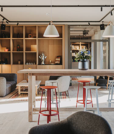Detta moderna hotell öppnade 2024 och har vackert designade gemensamma utrymmen, inkl. en inbjudande lounge med öppen spis och ljusa interiörer som skapar en varm och välkomnande atmosfär.
