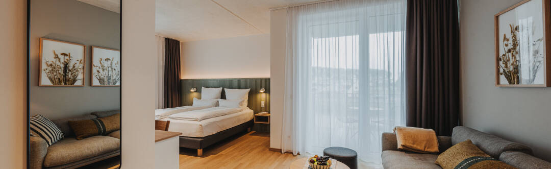 Bo bekvämt i NOORD Carolinensiels elegant designade rum med nordisk inredning och privata balkonger eller loggior.