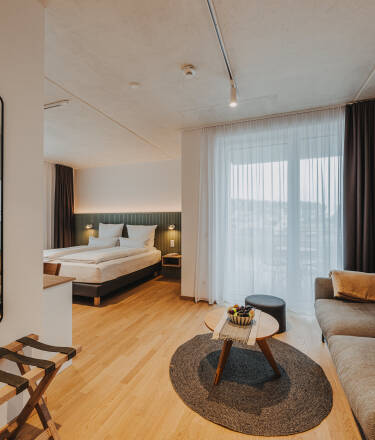 Bo bekvämt i NOORD Carolinensiels elegant designade rum med nordisk inredning och privata balkonger eller loggior.