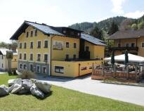 Hotel Werfenerhof har ett fantastiskt läge, omgivet av vacker natur, endast 100 meter från centrala Werfener.