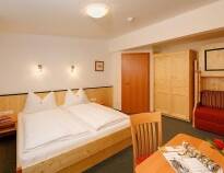 Hotellets rom er hyggelig innredet og skaper en god base for ferien deres i Østerrike.