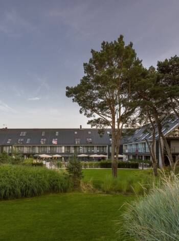 Saltic Resort & Spa Leba är ett modernt hotell omgivet av natur som erbjuder en lugn och fridfull tillflyktsort.