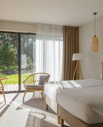 Book a stylish room with natural materials, soft tones, and a warm atmosphere.