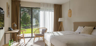 Book a stylish room with natural materials, soft tones, and a warm atmosphere.