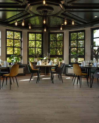 Start dagen med en deilig frokost i den elegante restauranten. Du kan også prøve raclettemiddagen som tilbys av Hotel Stadt Hamburg.