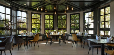 Start dagen med en lækker morgenmad i den elegante restaurant. Du kan også prøve hotellets raclette middag.