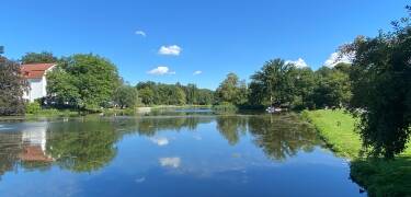 Den 120 hektar store kurpark balancerer afslapning og aktivitet og har højdepunkter som eventyrstien Kneipp Island, en saltstrand og smukke naturområder.