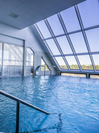 Gönnen Sie sich eine Auszeit und entspannen Sie im Wellnessbereich mit Spa und Sauna.