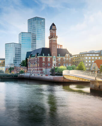 Utforska det pulserande stadslivet i närliggande Malmö.