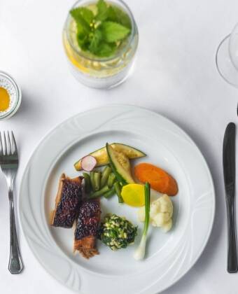 Nyt et utvalg av veltilberedte retter i hotellets restaurant, som drives av en dyktig kjøkkensjef med fokus på kulinarisk kvalitet.