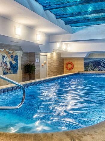 Entspannen Sie sich im eleganten Wellnessbereich von St. Lukas, der über einen Pool und eine Sauna verfügt.