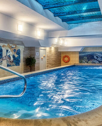 Entspannen Sie sich im eleganten Wellnessbereich von St. Lukas, der über einen Pool und eine Sauna verfügt.