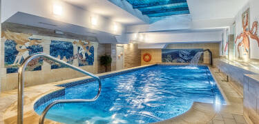 Slapp av i St. Lukas' elegante spa-omgivelser med basseng og badstue.