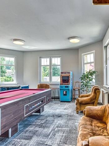 Das St. Lukas Medical & Spa bietet ein Spielzimmer mit Billardtisch und anderen unterhaltsamen Spielen sowie einen herrlichen Garten und eine Terrasse zum Entspannen im Freien an.