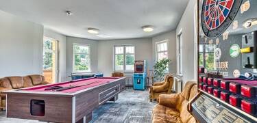 Lukas Medical & Spa tillgodoser en mängd olika intressen med sitt spelrum med biljardbord och andra underhållande spel, och en fantastisk trädgård och terrass för avkoppling utomhus.