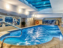 Koppla av i St Lukas eleganta spa-miljö med pool och bastu.