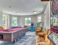 St. Lukas Medical & Spa caters to a variety of interests with its game room, featuring a pool table and other entertaining games, and a stunning garden and terrace for outdoor relaxation.