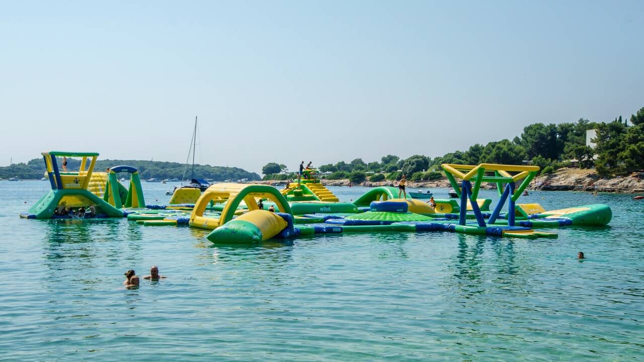 Det barnevennlige hotellet tilbyr blant annet, underholdnings- og sportsprogrammer og lekeplasser både på feriestedet og i vannet