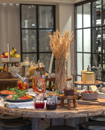 Genießen Sie morgens ein köstliches Frühstücksbuffet.