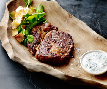 Skäm bort dig med utsökt mat i hotellets mysiga restaurang.