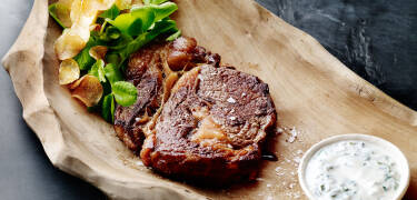 Forkæl dig selv med lækker mad i hotellets hyggelige restaurant.