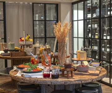 Njut av en härlig frukostbuffé på morgonen.