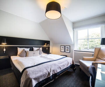 De flotte værelser er lyse og hyggeligt indrettet i behagelige farver.