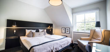 De flotte værelser er lyse og hyggeligt indrettet i behagelige farver.