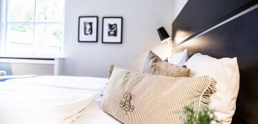 För att säkra den bästa nattsömnen, erbjuds ett brett utbud av sköna natur-, skum- och fiberkuddar.