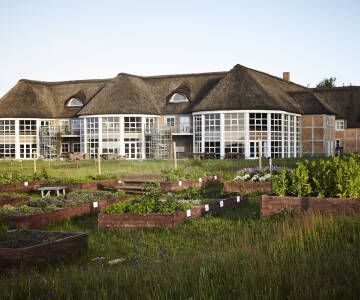 Hotellet har sin egen krydderurtehave og det største stråtag i Danmark.