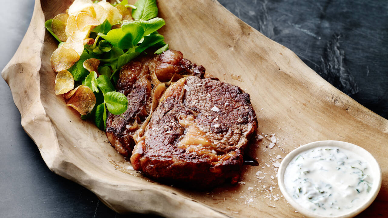 Unn deg deilig mat i hotellets koselige restaurant.