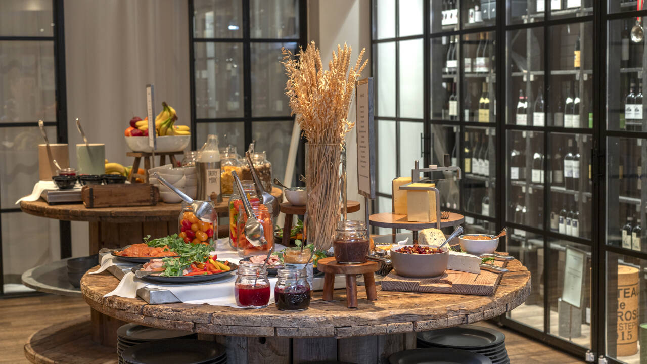 Njut av en härlig frukostbuffé på morgonen.