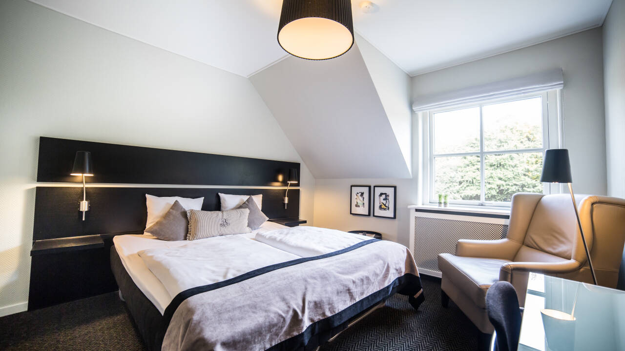 De stora rummen är ljusa och mysigt inredda i behagliga färger