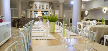 Dine on local specialties at the welcoming in-house restaurant.