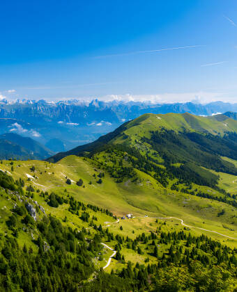 Nyt den storslåtte utsikten over Monte Grappa og den naturskjønne Valbrenta-dalen.