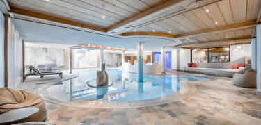 Slapp av i innendørs eventyrbasseng eller i det moderne saunaområdet etter en dag ute.